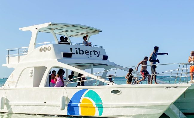 Liberty: Sail in Style and Comfort – (US$800/ 1 to 10 PEOPLE)